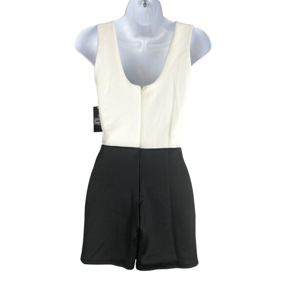studio 908 NWT Skort size Medium - Picture 2 of 2